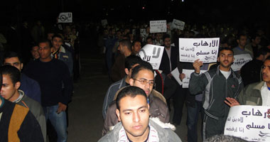 بالصور.. مظاهرات بجامعة الأزهر للتنديد بحادث "القديسين"