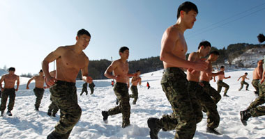 بالصور.. تدريب الجنود الكوريين على الحرب فى فصل الشتاء بالزحف عراة على الثلوج