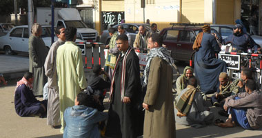 اعتصام أهالى "عزبة طلعت" بأشمون بسبب" الغاز والخبز"