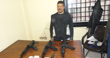 القبض على عاطل بحوزته 3 بنادق آلية بالبدرشين 