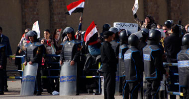 كواليس قضية مبارك.. المحكمة تؤكد الاستمرار حتى انقضاء الدعوى.. والديب يفتح النار على النيابة لإحالتها مبارك استجابة للرأى العام دون دليل.. ومبارك جلس على سريره لمتابعة دفاعه.. والمدعون يهتفون ضد الديب