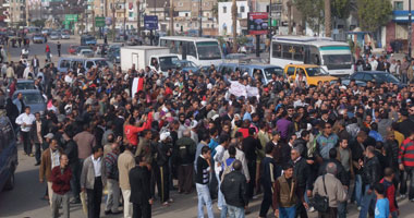 ميدان الأربعين يستقبل متظاهرى جمعة الخلاص بالسويس.. وطوارئ فى الصحة