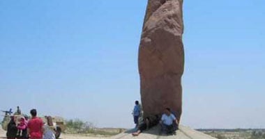 بالفيديو .. أهالى سيناء ينظمون مسيرة لطلاء صخرة ديان بالعلم المصرى