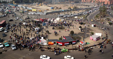 فتاة تبكى بميدان التحرير: دول مش ثوار دول بلطجية 