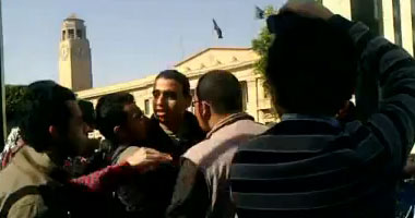بالفيديو.. أساتذة جامعة القاهرة يقتحمون الحرم الجامعى بعد رفض الأمن دخولهم