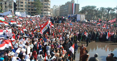 الثوار يحاولون منع تحرش البلطجية بالفتيات فى التحرير