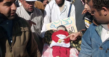 ثوار التحرير يحملون نقالة لـ"مبارك" ويطوفون الميدان فى مسيرة