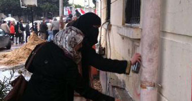 مسيرة نسائية بالإسكندرية تكتب "يسقط حكم العسكر" على قسم شرطة 