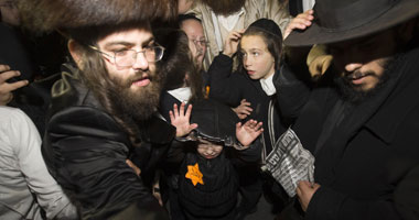 اليهود المتشددون يتظاهرون احتجاجا على فتح دور السينما أيام السبت