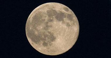 اليوم.. القمر يبزغ عند منتصف الليل ويبعد عن الأرض 364 ألف كيلو متر