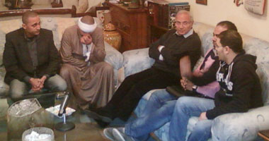 أعضاء ائتلاف شباب إمبابة يزورون "شفيق" فى منزله