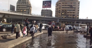 بالصور.. غرق ميدان الجيزة بسبب كسر ماسورة مياه