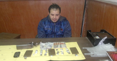 ضبط تاجر مخدرات بالإسماعيلية وبحوزته نصف كيلو حشيش وسلاحا ناريا 