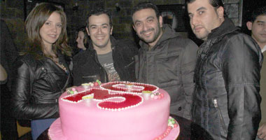 بالصور..إيمان العاصى وكريم محسن ونور يحتفلون بعيد ميلاد أحد الأصدقاء