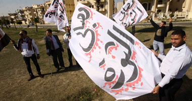 توافد مصابين بثورة 25 يناير إلى مجلس الوزراء للمطالبة بصرف منح مالية