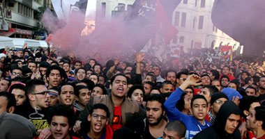بالصور..المئات من شباب الألتراس يستعدون للخروج بمسيرة من رمسيس للتحرير