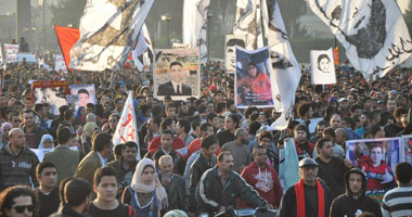 الألتراس أمام النادى الأهلى يرفعون لافتات القصاص وأعلام مصر