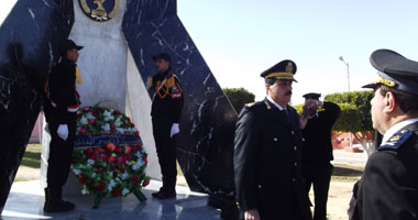 بالصور.. مدير أمن مطروح يضع إكليل الزهور على النصب التذكارى لشهداء الشرطة