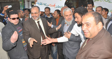 بالصور.. أهالى منشية عباس يعترضون موكب الوزير والمحافظ ثلاث مرات
