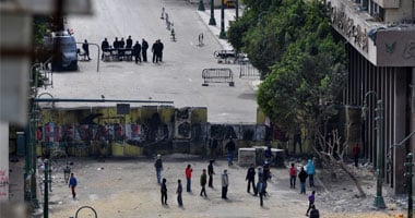 بالصور.. متظاهرو التحرير يحاولون إزالة الجدار الخرسانى بـ"قصر العينى"