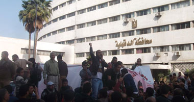 متظاهرو المنصورة يقطعون الطريق أمام مبنى محافظة الدقهلية 