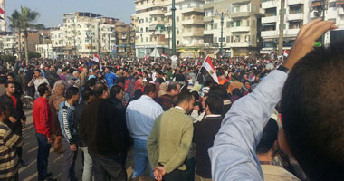 المتظاهرون بميدان الساعة بدمياط يهتفون ضد الإخوان بذكرى الثورة