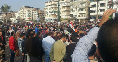آلاف المتظاهرين بميدان الساعة بدمياط يهتفون ضد الإخوان