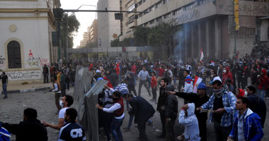 اشتباكات بين الأمن والمتظاهرين بعد الهجوم على مقر الإخوان بالزقازيق