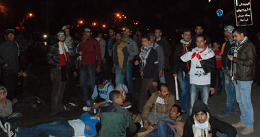 استمرار الاشتباكات أمام ماسبيرو.. والمتظاهرون يشعلون الإطارات