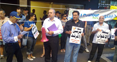 بالصور.. مظاهرة أمام السفارة المصرية باستراليا ضد نظام مرسى