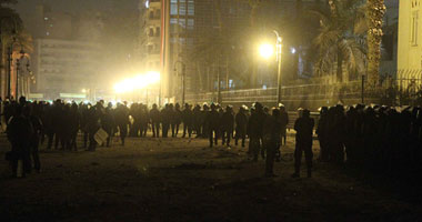 متظاهرون ينسحبون من التحرير للشوارع الجانبية بعد إلقاء قنابل الغاز