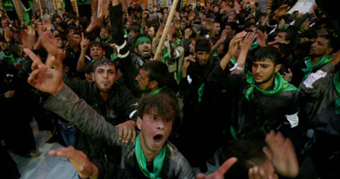 حشود من الشيعة يتدفقون إلى كربلاء لإحياء أربعينية الإمام الحسين