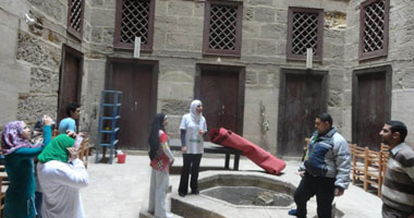 بالصور.. رسالة تطلق حملة لطلاء أسوار مسجد السلطان حسن