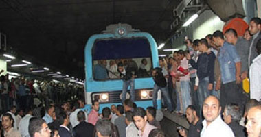 تعطل حركة مترو "العباسية".. والركاب يحطمون أبواب القطار