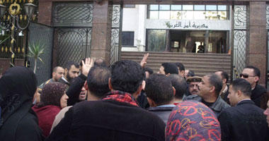 بالصور.. المفصولون من جامعة طنطا ينقلون اعتصامهم إلى مديرية الأمن