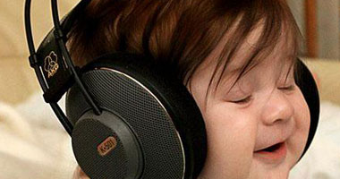 استعمال الأطفال لسماعات الأذن بصورة مفرطة يصيبهم بالانطواء والعزلة