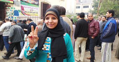 سيدات الفيوم يرفعن علامة النصر عقب الإدلاء بأصواتهن