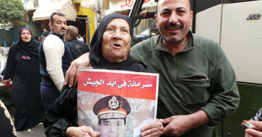 مسنة ترقص على "تسلم الأيادى" بشبرا الخيمة بعد تصويتها بـ"نعم"