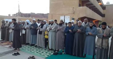 عضو بـ"النور" يؤم المصلين داخل المقر الانتخابى بـ"قصر رشوان" بالفيوم