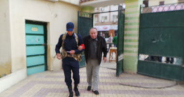 مريض يرفض أن يستند على مواطن ويلقى بنفسه فى أحضان فرد الجيش