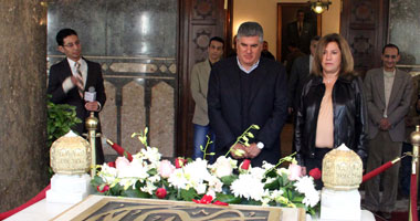 "تسلم الأيادى" وأعلام مصر فى إحياء ذكرى ميلاد "عبد الناصر"