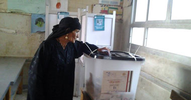 " فلاحة مسنة" تصر على التصويت فى قرية بالغربية