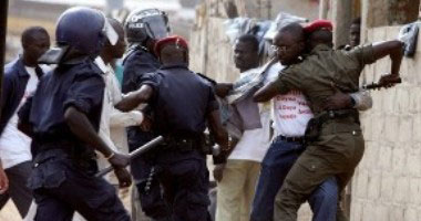 السبب كورونا.. متظاهرون يشتبكون مع الشرطة السنغالية احتجاجا على القيود