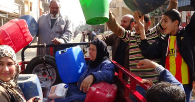 غضب بمدينة 6 أكتوبر بعد انقطاع المياه لمدة 10 أيام.. الأهالى يقطعون الطريق ويشعلون إطارات السيارات.. الشرطة ترد بإطلاق القنابل المسيلة للدموع وتلقى القبض على بعضهم.. والنيابة تخلى سبيل 5 من المحتجين 