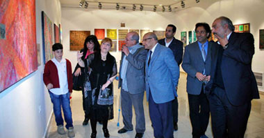فنانة سورية تدعو للحفاظ على المأثور الشعبى فى معرضها "تشكيلات تراثية" بمتحف مختار