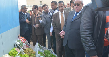 وزير التموين يفتتح مشروع بيع الخضروات والفاكهة بمنافذ الخبز..وينقل مدير إدارة مكتب مدينة نصر للإهمال..ويحرر محضرا لصاحب مخبز لسوء الرغيف بالخليفة..ويؤكد:1500محضر يوميا للتجار غير الملتزمين بالأسعار