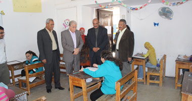 بالصور.. محافظ جنوب سيناء يتفقد لجان امتحانات الشهادة الإعدادية