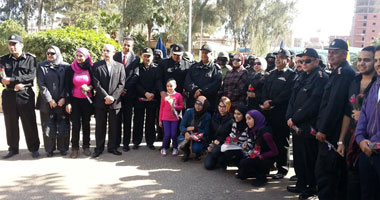 بالصور.. طلاب جامعة المنصورة يهنئون قطاع الأمن المركزى بعيد الشرطة