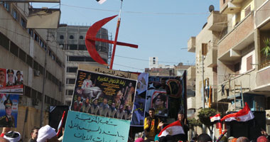 بالصور.. المئات يحتفلون بذكرى يناير الثالثة أمام محافظة المنوفية