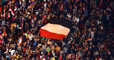 المحتفلون بذكرى انتصارات أكتوبر بـ"التحرير" يرقصون على تسلم الأيادى